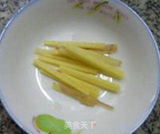香干鱿鱼炒青红椒的做法步骤：4