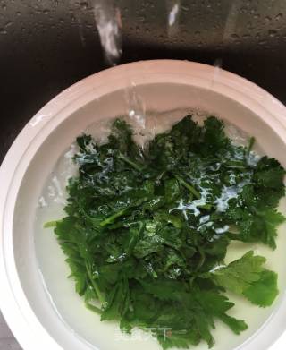 芹叶豆皮卷的做法步骤：4