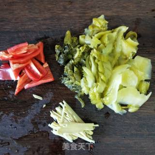 酸菜炒牛肉的做法步骤：1