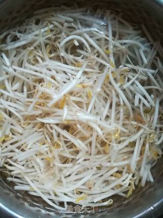 白菜熘绿豆芽的做法步骤：2