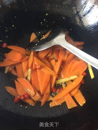 胡萝卜炒牛肉的做法步骤：4