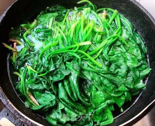 菠菜拌海虹的做法步骤：1
