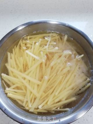 醋溜土豆丝的做法步骤：1