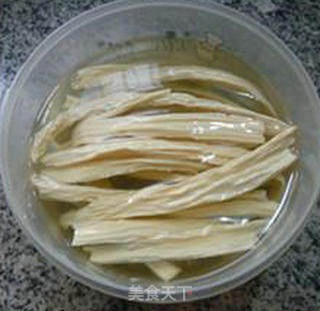 腐竹烧荷包蛋的做法步骤：1