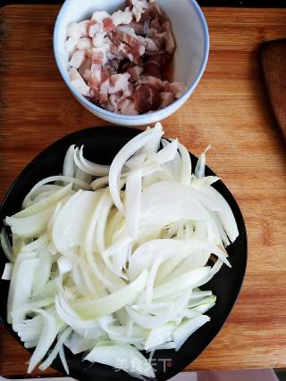圆葱炒肉的做法步骤：1