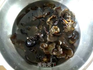 木耳炒鸡蛋的做法步骤：1