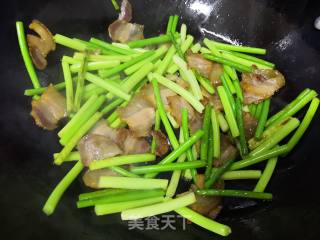 腊肉蒜苗的做法步骤：8