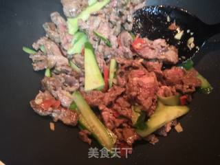 水果黄瓜炒牛肉的做法步骤：5