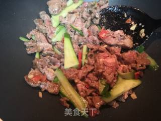 水果黄瓜炒牛肉的做法步骤：6