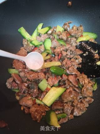 水果黄瓜炒牛肉的做法步骤：7
