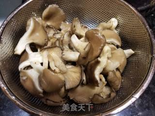 番茄蚝菇汤米粉的做法步骤：2