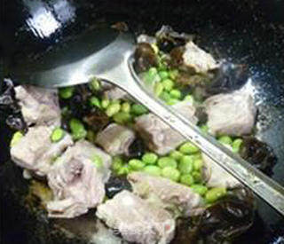 黑木耳毛豆烧排骨的做法步骤：7