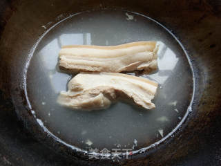 蒜苗回锅肉的做法步骤：1