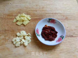 蒜苗回锅肉的做法步骤：3