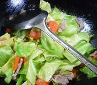 胡萝卜里脊肉炒圆白菜的做法步骤：9