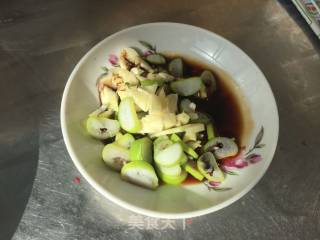 鸡胸肉炒绿豆芽的做法步骤：1