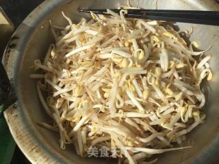 鸡胸肉炒绿豆芽的做法步骤：3