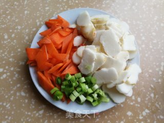 胡萝卜黑木耳炒荸荠的做法步骤：3