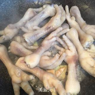 红烧鸡爪的做法步骤：3