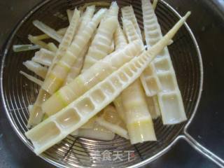 春笋炒肉的做法步骤：2