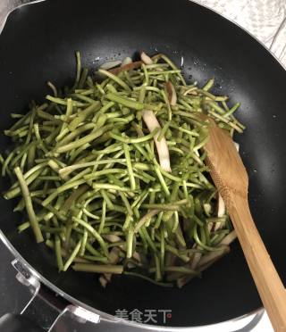 芦蒿炒香干的做法步骤：5