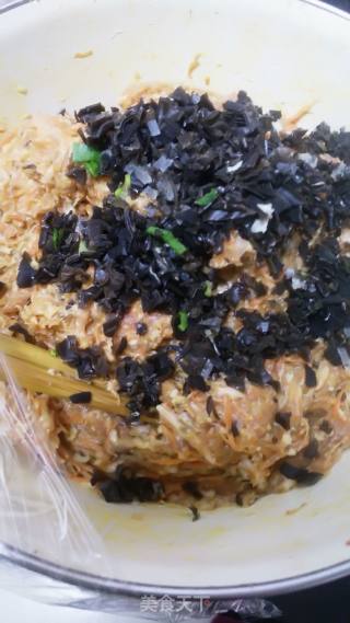 红萝卜木耳肉馅饺的做法步骤：1