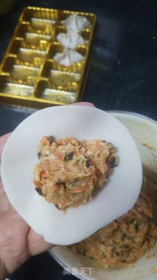 红萝卜木耳肉馅饺的做法步骤：3