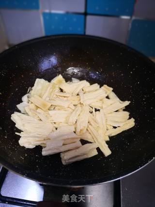 木耳炒腐竹的做法步骤：3