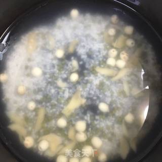 绿豆莲子百合粥的做法步骤：2