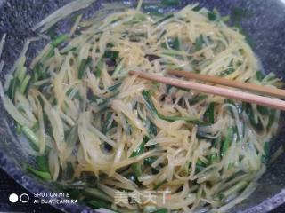 土豆丝炒韭菜的做法步骤：7