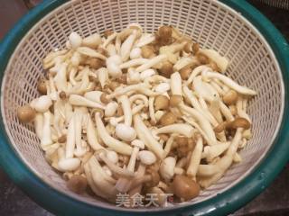 鱼饼番茄炒双菇的做法步骤：2