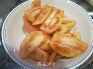 鱼饼番茄炒双菇的做法步骤：3
