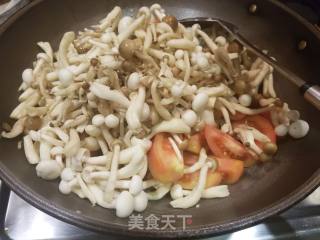 鱼饼番茄炒双菇的做法步骤：7
