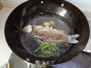 鲫鱼河虾汤的做法步骤：8