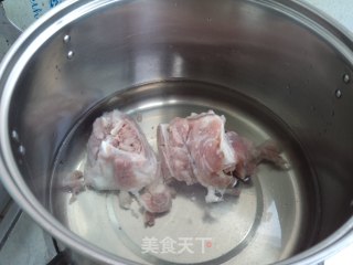 冬瓜玉米棒骨汤的做法步骤：1