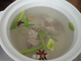 冬瓜玉米棒骨汤的做法步骤：2