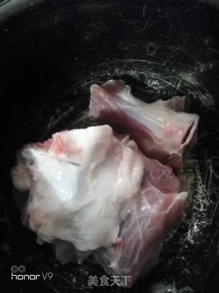 猪腿骨海带汤的做法步骤：1