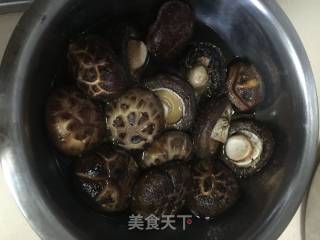 冬菇焖鸡肾的做法步骤：1