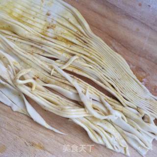 椒盐盘丝饼的做法步骤：4