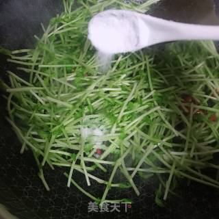清炒豌豆苗的做法步骤：4