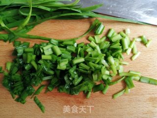 韭菜鸡蛋饼的做法步骤：1