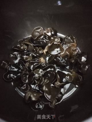 玉米木耳润燥汤的做法步骤：2