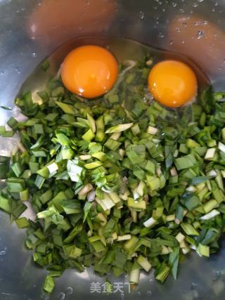 韭菜鸡蛋饼卷油条的做法步骤：2