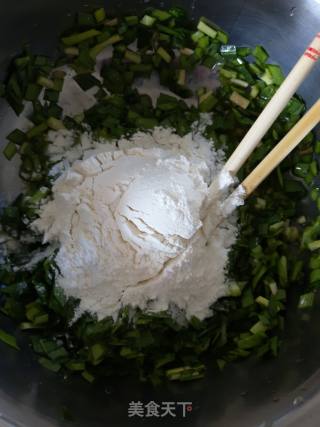 韭菜鸡蛋饼卷油条的做法步骤：3