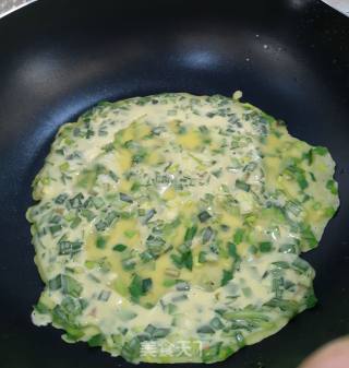 韭菜鸡蛋饼卷油条的做法步骤：5