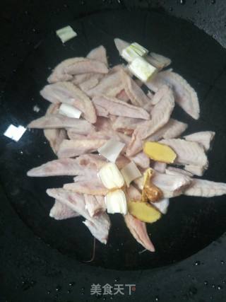 干锅小鸡尖的做法步骤：1
