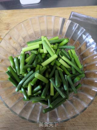 蒜苔炒腊肉的做法步骤：1