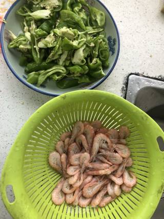 青椒小河虾的做法步骤：2