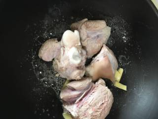 蹄膀烧黄豆黑豆的做法步骤：1