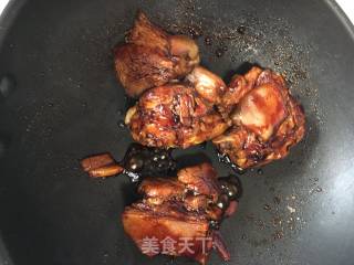 蹄膀烧黄豆黑豆的做法步骤：4